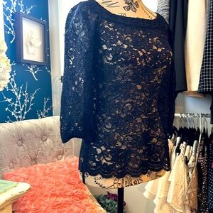 GORGEOUS, DIANE von FURSTENBERG, NAVY detailed top with a floral design size 2